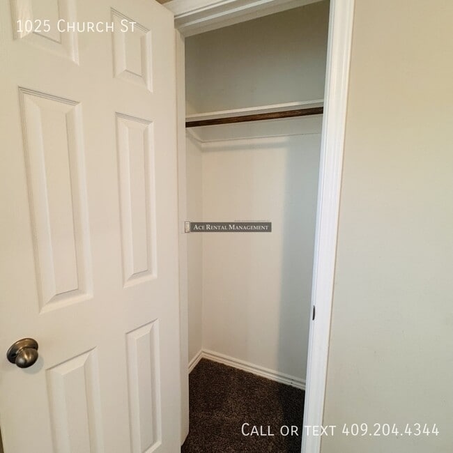 Building Photo - 1025 Church St