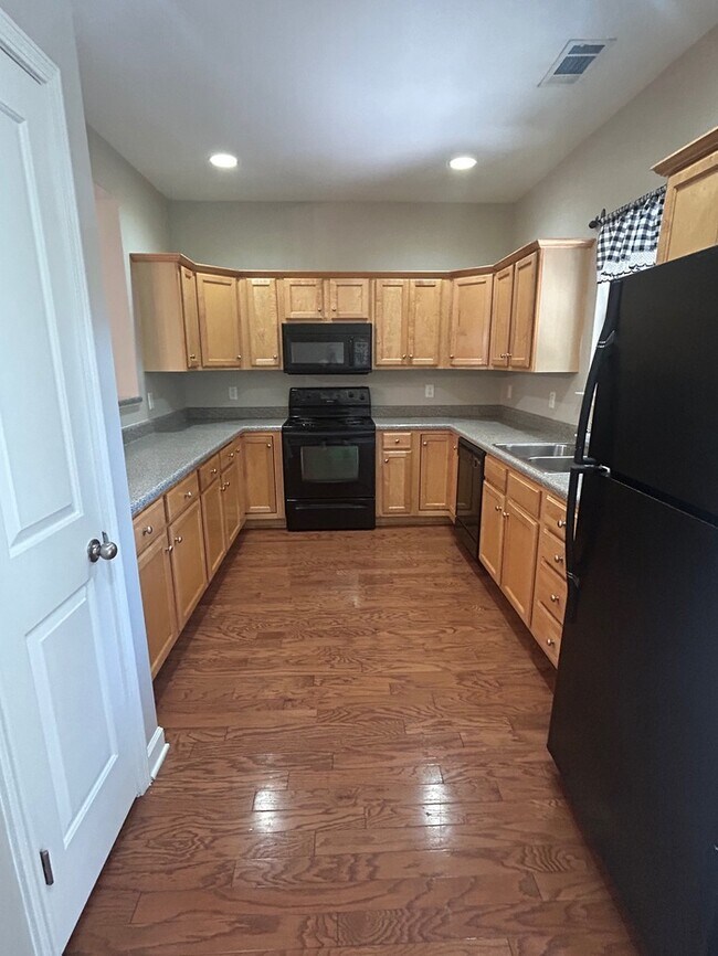 Building Photo - Beautiful 2 Bedroom 2.5 Bath Townhouse inn Prime Nashville Location
