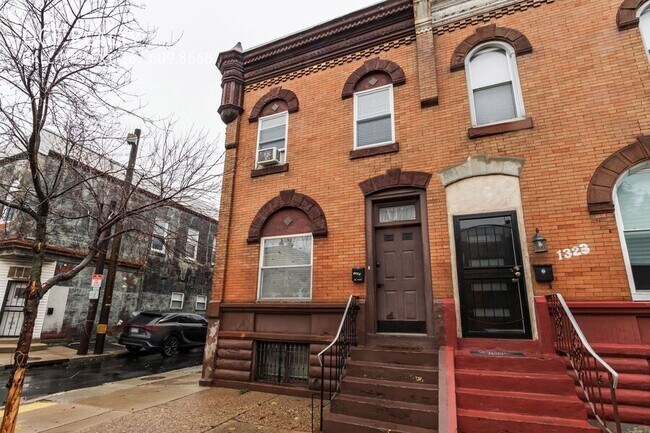 Building Photo - 1325 W Porter St