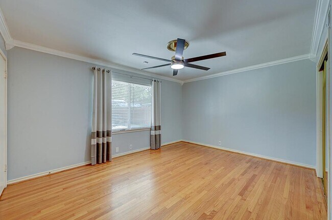 Building Photo - 806 Westwood Dr