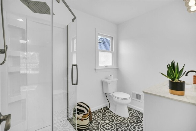 Building Photo - 1212 W Healey St