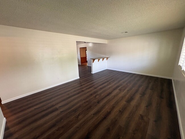 Building Photo - Corner lot home near Shopping Center Available Now!