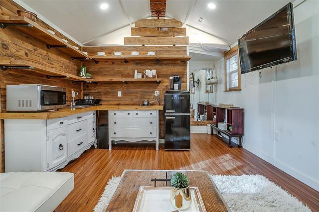 Building Photo - 1809 Whispering Oaks St