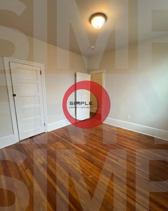 Building Photo - 556 Main St