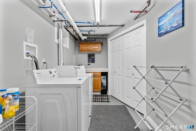 Building Photo - 548 Ferry St