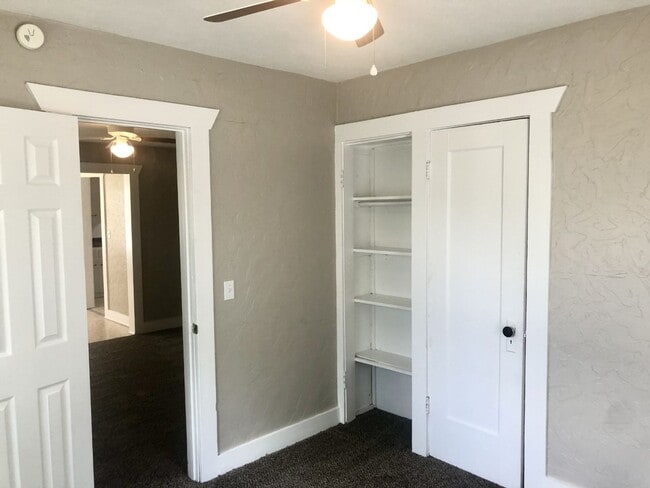 Building Photo - AVAILABLE NOW!  2 bedroom 1.5 bathroom