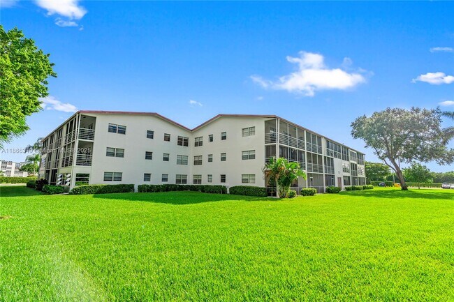 Building Photo - 555 Fanshaw N