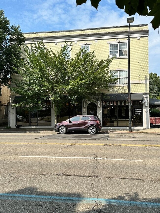 Building Photo - North of Downtown Akron: Updated 1BR with Tall Ceilings & Natural Light