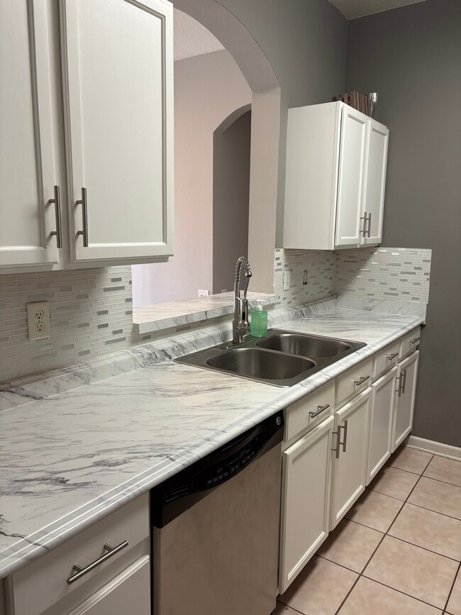 Building Photo - 10550 Baymeadows Rd