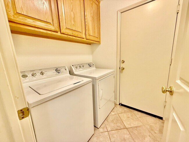 Building Photo - Great home available NOW