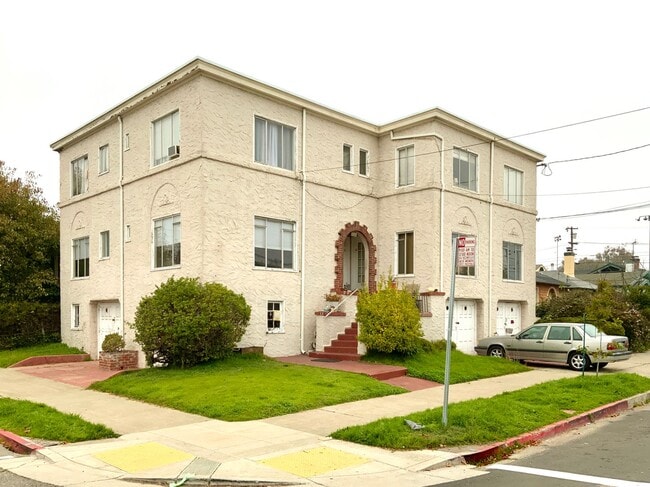 Building Photo - Spacious 1BR w/ Bonus Room! Laundry On Site! PRIVATE GARAGE PARKING!