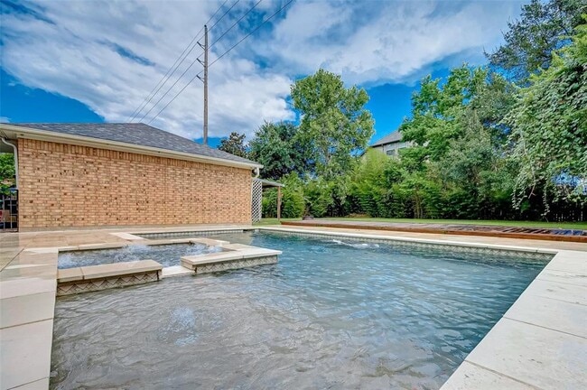 Building Photo - 2115 Foreland Dr