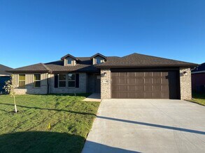 Building Photo - Your Dream Home Just Hit the Market – Don’...