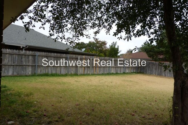 Building Photo - Spacious 3 bedroom 2 bath home.