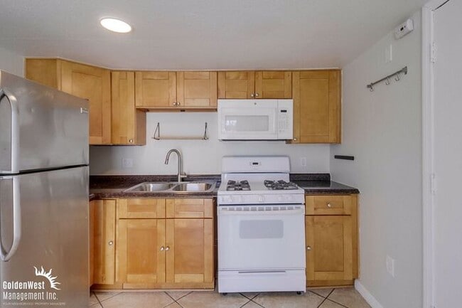 Building Photo - Comfortable Studio 1Ba with Private Deck i...