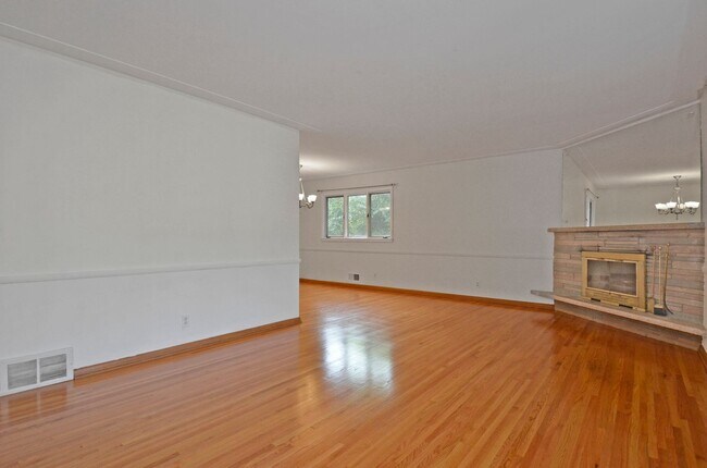 Building Photo - Spacious 5-Bed 3-Bath Home in Edina - Available Now!