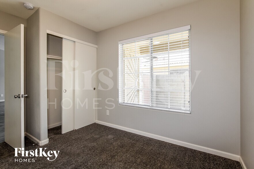 Building Photo - 2965 W Lone Cactus Dr