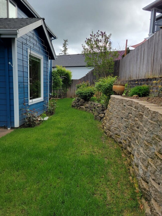 Building Photo - Immaculate 5 Bedroom West Salem Home With a View