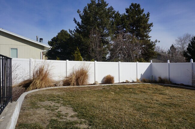 Building Photo - Quiet 4 Bedroom 2.5 Bath Taylorsville Home