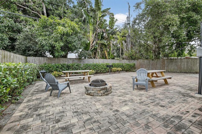 Building Photo - 5731 NE 18th Ave