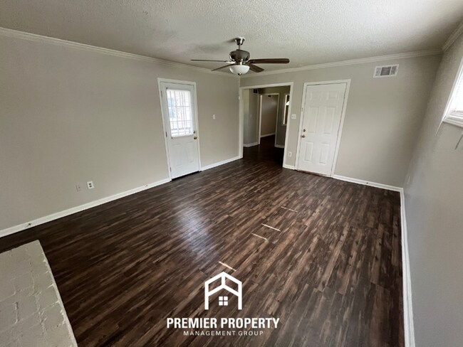 Building Photo - Charming 3BR/1BA Memphis Rental with Hardwood Floors & Open Kitchen!