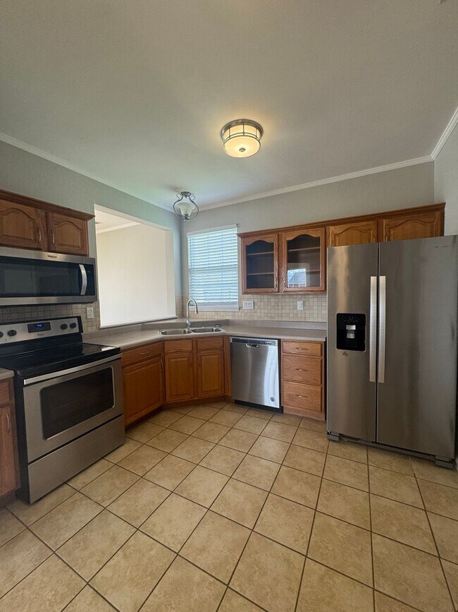 Building Photo - Three Bedroom Home with Fenced in Yard!