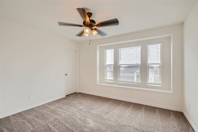 Building Photo - 4 bedrooms, loft, office, open floor plan ...