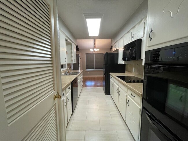 Building Photo - 220 Shady Lake Dr