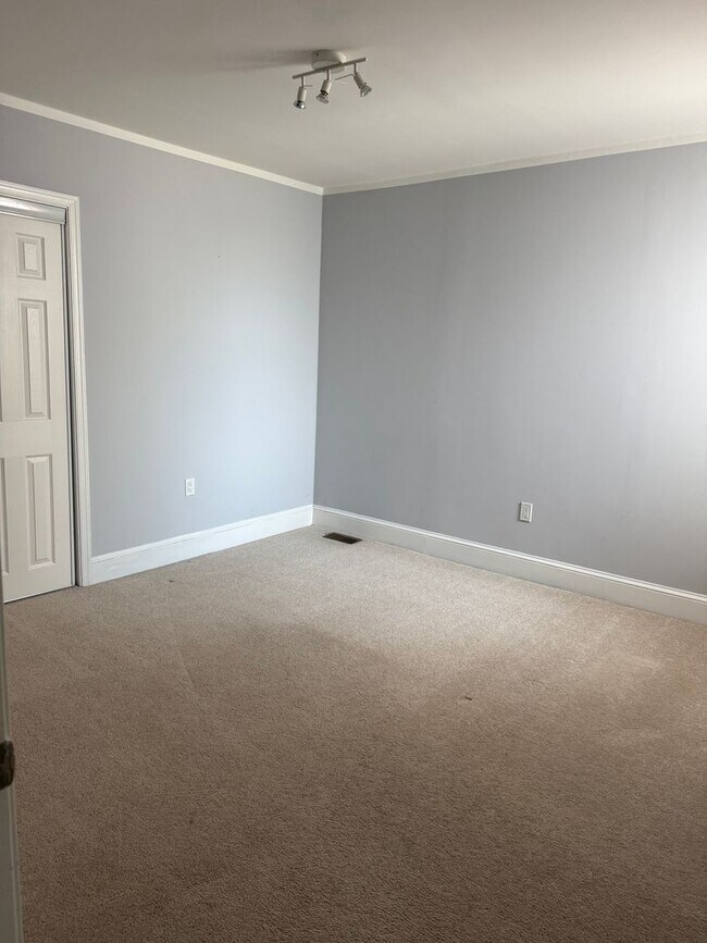 Building Photo - Spacious 3-Bedroom 1.5-Bathroom Home in Po...