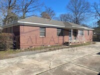 Building Photo - 2 Bedroom Off University