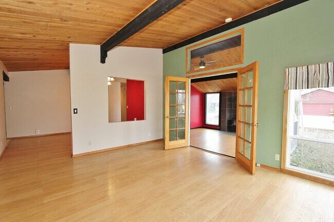 Building Photo - Fantastic Private Oasis in South East Bois...