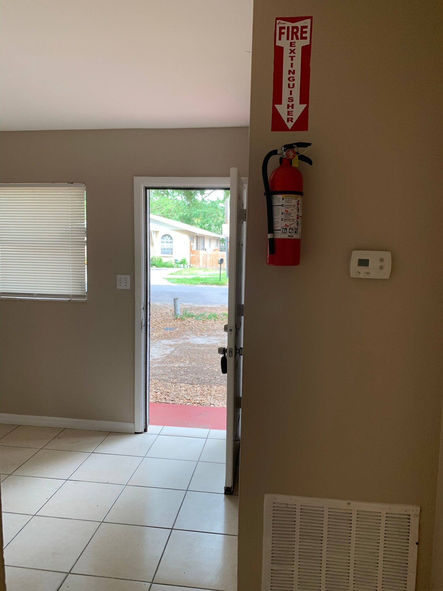 Building Photo - 10008 N Lantana Ave