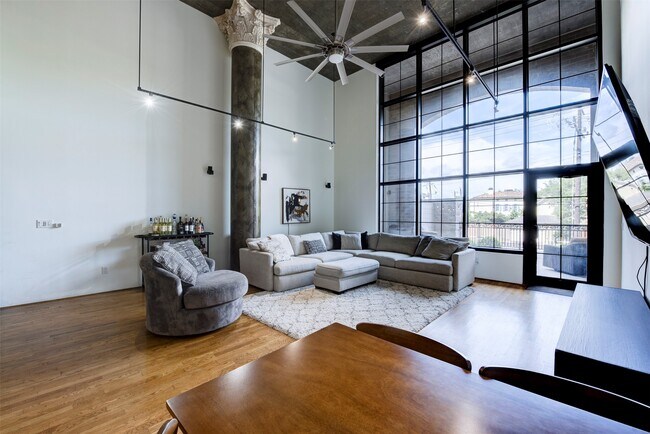 Building Photo - 1005 S Shepherd Dr