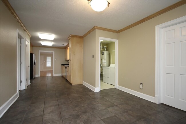 Building Photo - 1010 Louise St