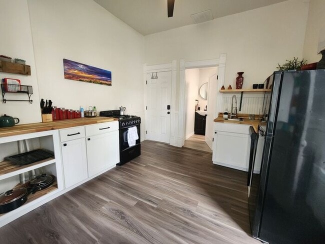 Building Photo - 1 Bed 1 Bath right in Old Colorado City