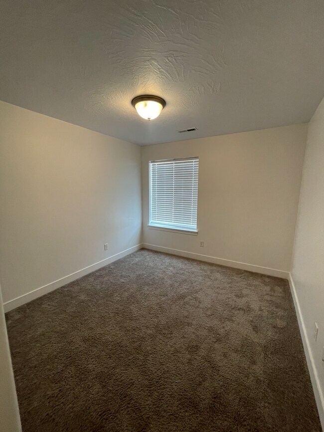 Building Photo - 4772 Silver Ridge Rd