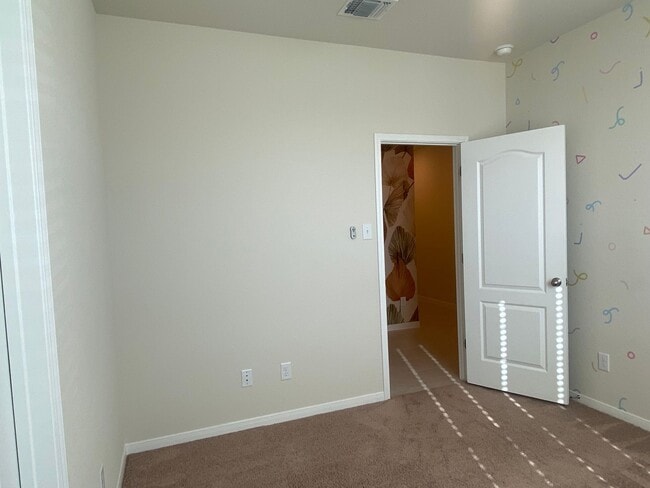 Building Photo - 4 BEDROOM, SHORT TERM LEASE AVAILABLE