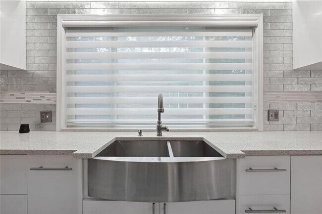 Building Photo - 3149 Lakeview Pkwy