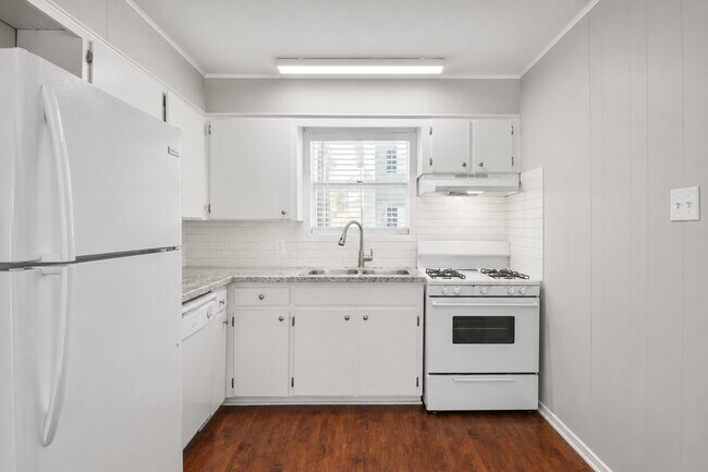 Building Photo - 1509 Broadmoor Dr