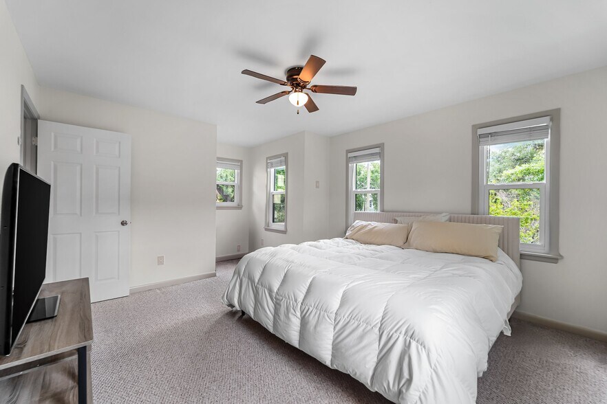 Building Photo - 308 E Ross Ave