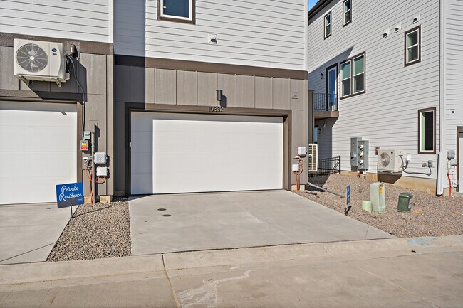 Building Photo - 10882 Lyric St