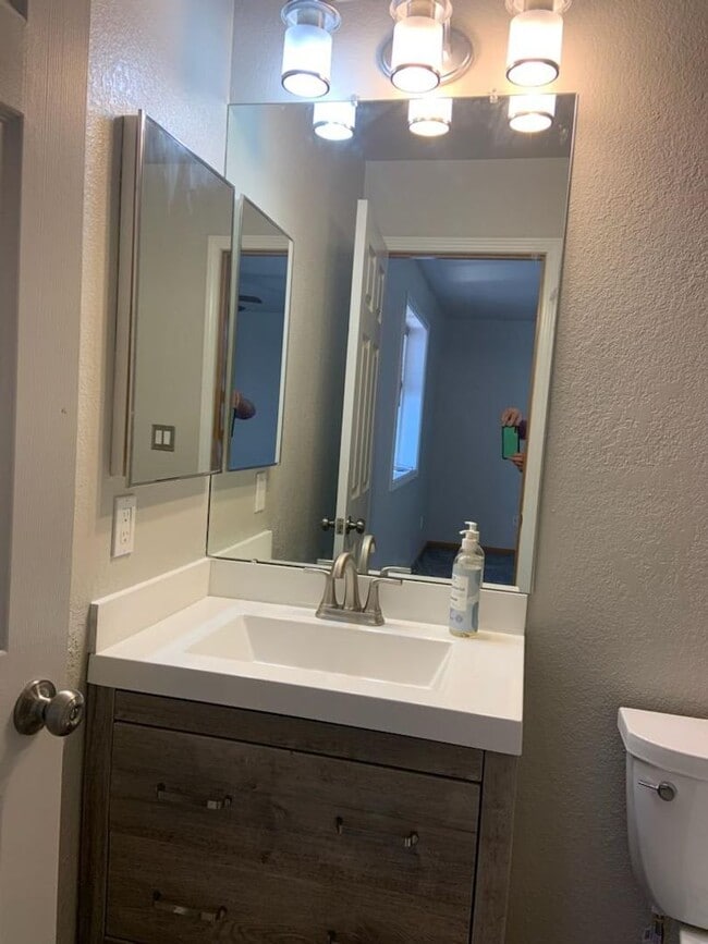 Building Photo - Updated 3bed/2bath on private culdesac in Thornton!!