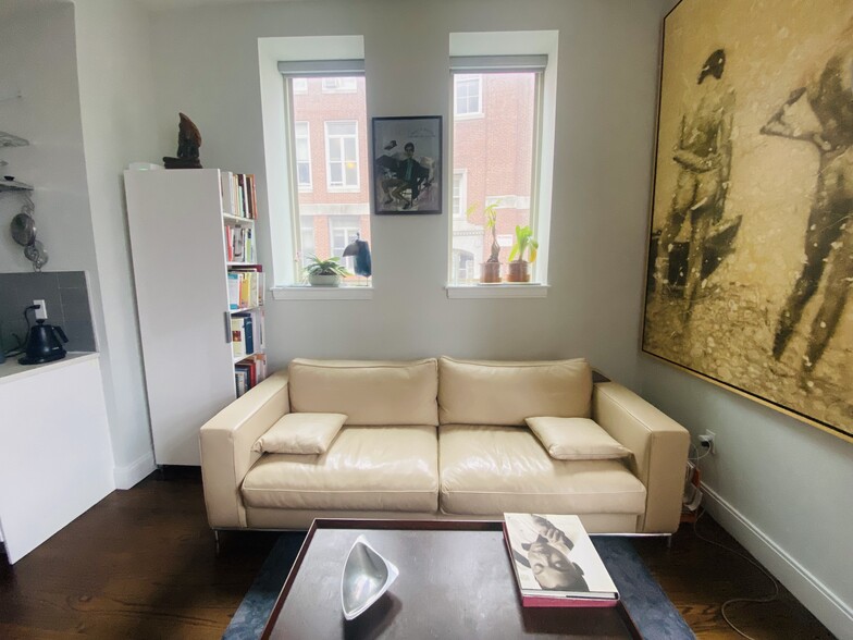 Living room - 225 Dorchester St