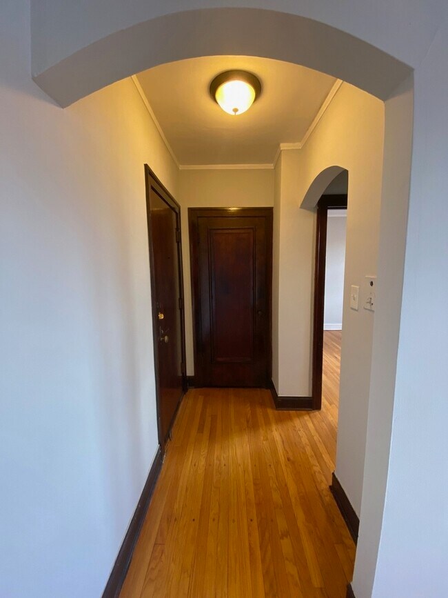 Building Photo - 5542 W Leland Ave