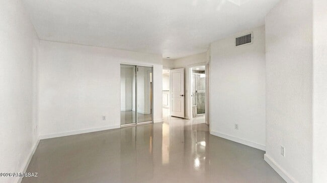 Building Photo - 574 Duchess Dr