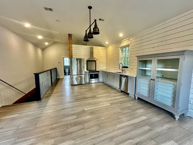 Building Photo - Large Modern Loft Home in Downtown Bluffton!