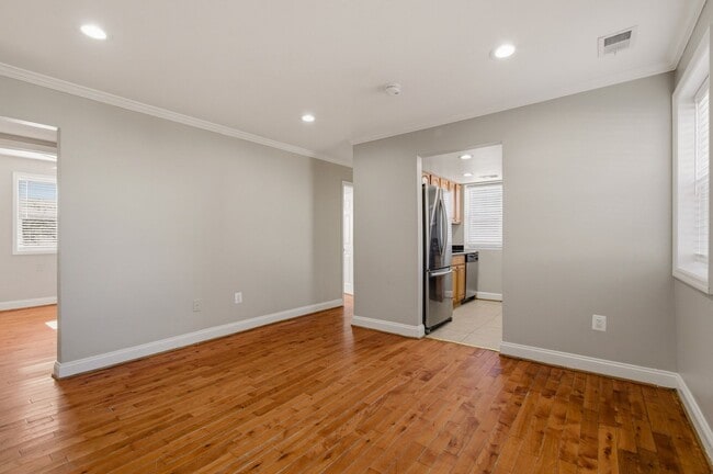 Building Photo - Congress Heights Three Bedroom W/Washer & Dryer In Unit!