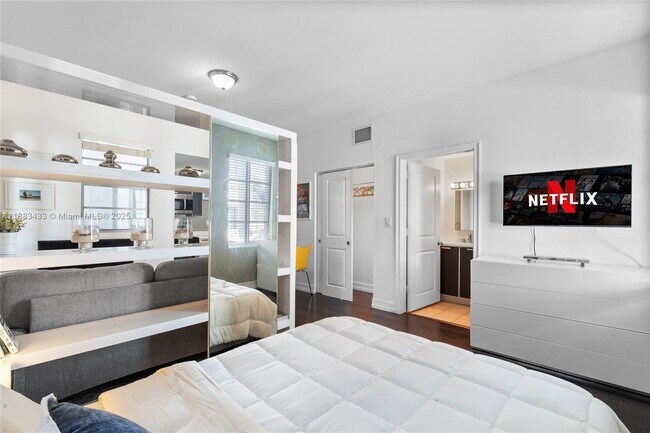 Building Photo - 621 11th St