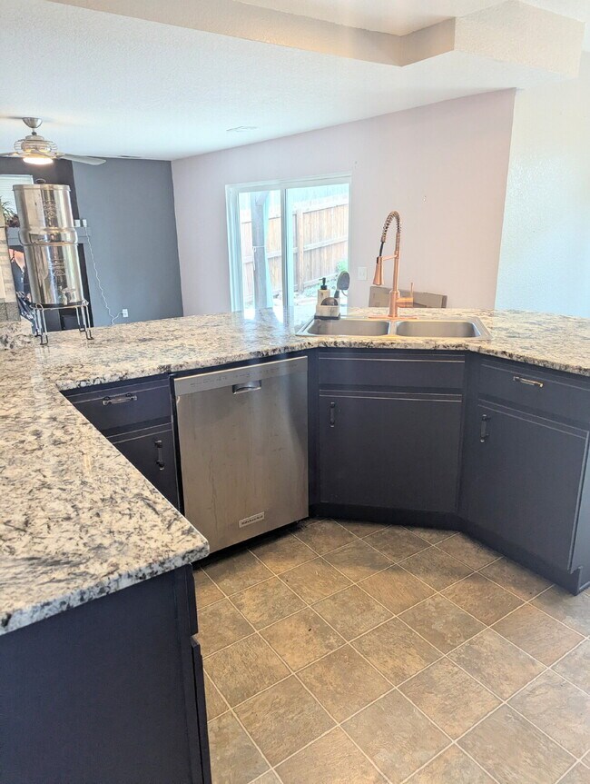 Building Photo - Gorgeous Denver Home - Real Granite Counte...