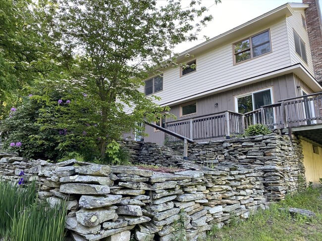 Building Photo - 115 Montague Rd